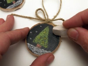 krétafestékkel festett dísz