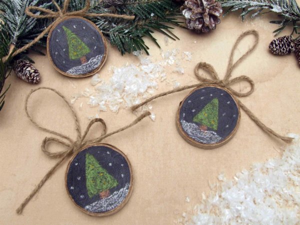 krétafestékkel festett dísz