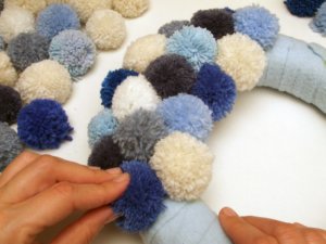 Adventi pompon koszorú