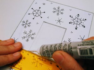 Hópelyhekkel díszített fényképtartó